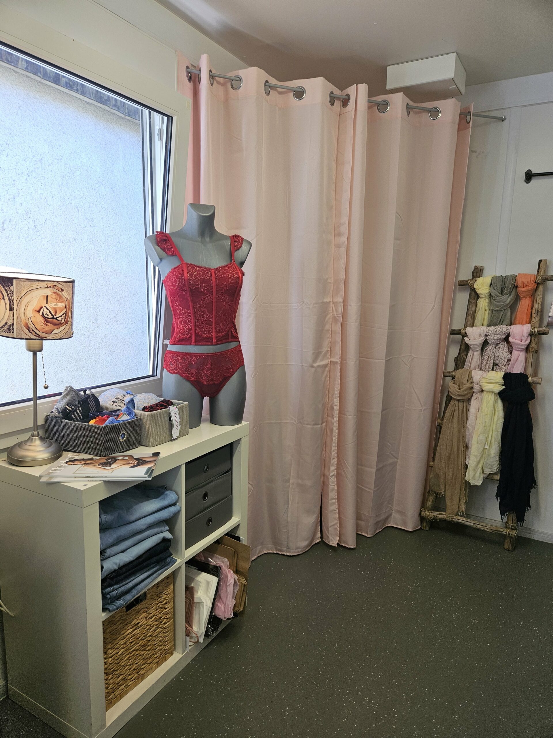 SHOW ROOM – Image 5